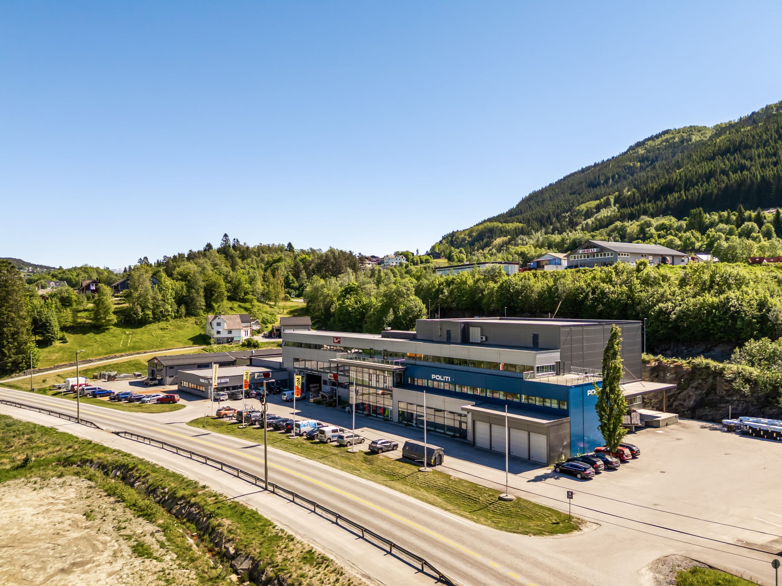 Norheimsund - Moderne kombinasjonsbygg med god eksponering. Utleid til bl.a. Politiet, Domstol, Montér m.m.